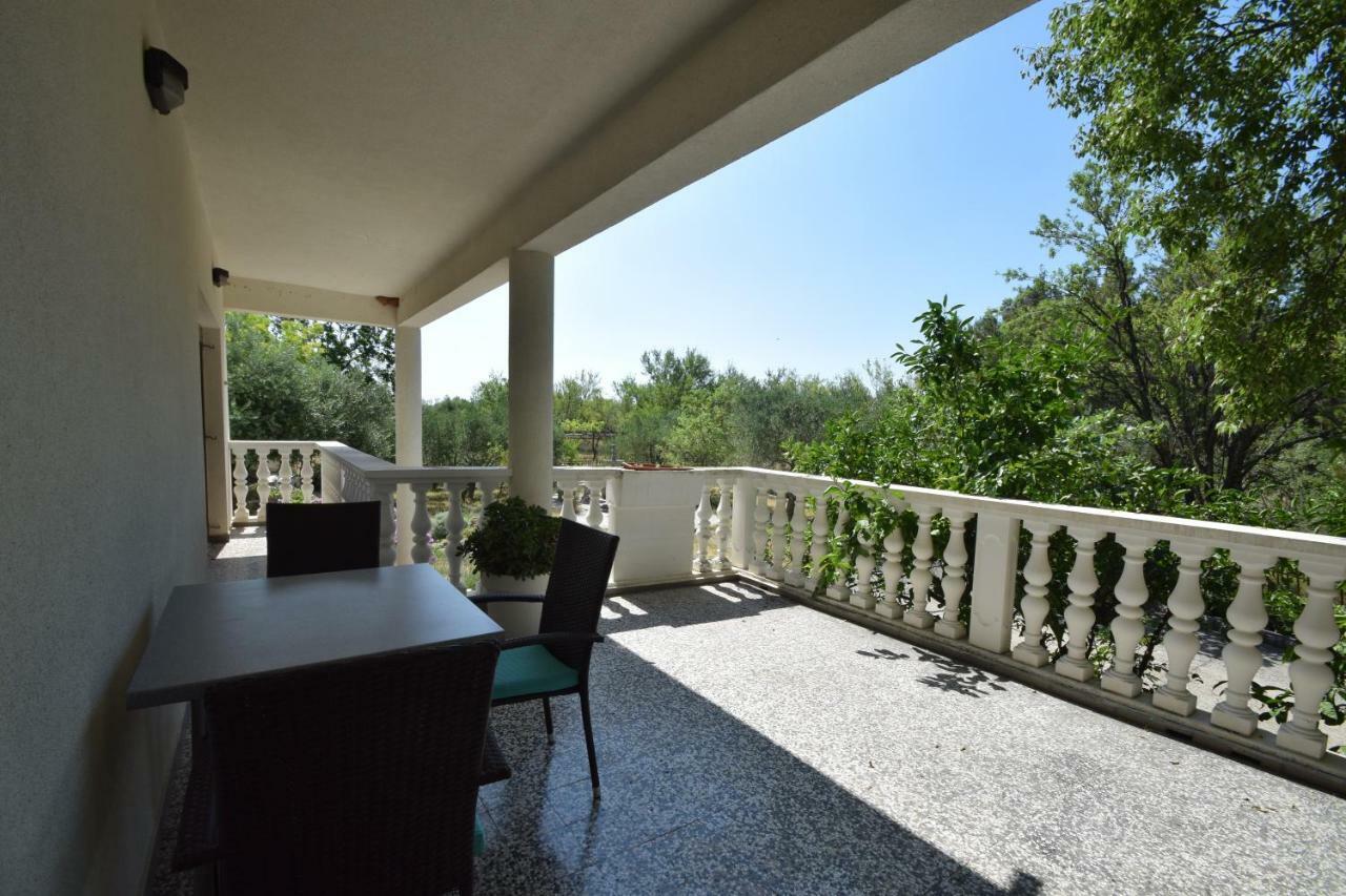 Apartments Nina Стариград-Пакленица Екстериор снимка