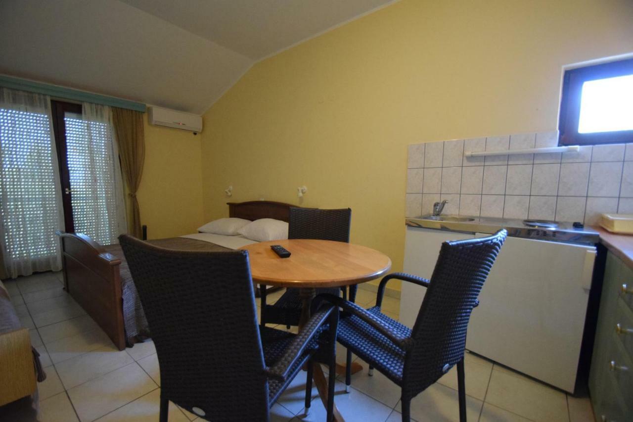 Apartments Nina Стариград-Пакленица Екстериор снимка