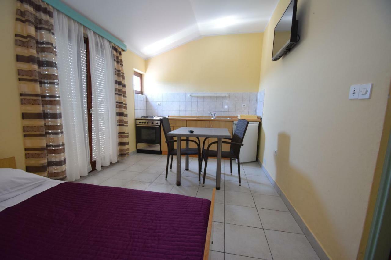 Apartments Nina Стариград-Пакленица Екстериор снимка