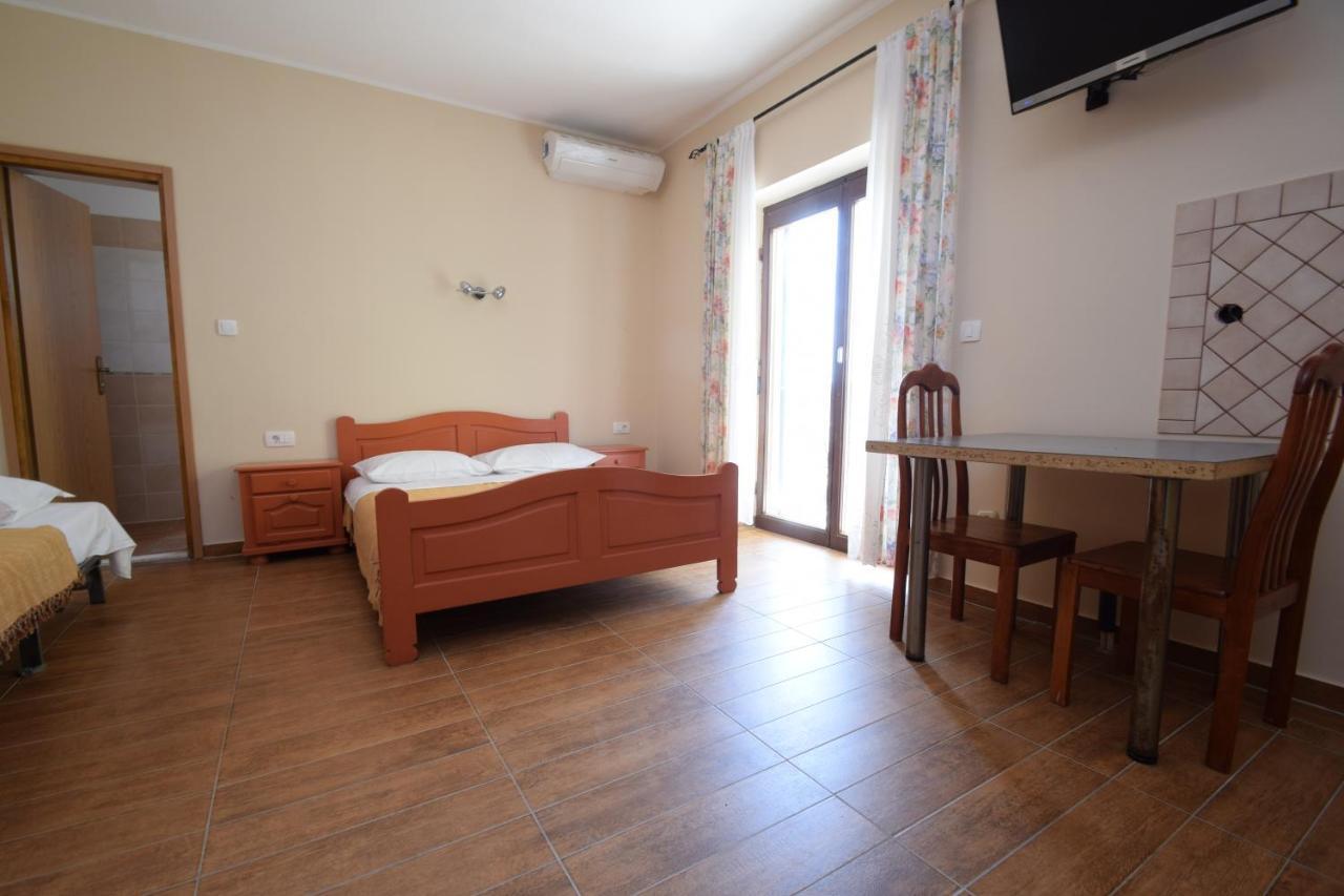 Apartments Nina Стариград-Пакленица Екстериор снимка