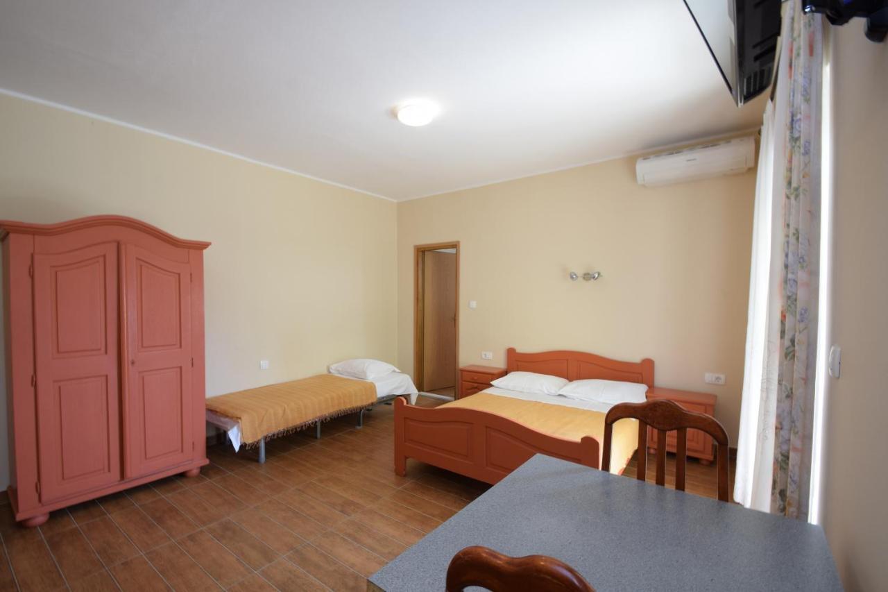 Apartments Nina Стариград-Пакленица Екстериор снимка
